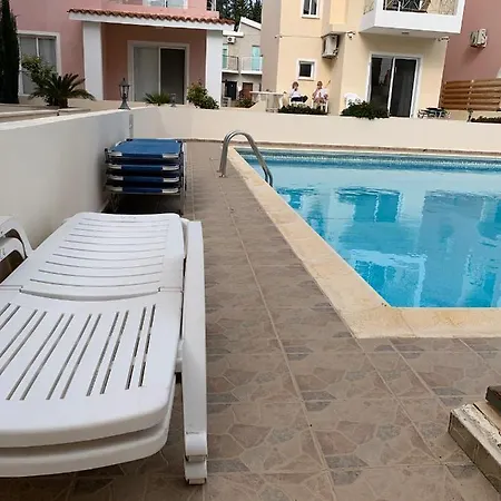Limnos Gardens * بافوس